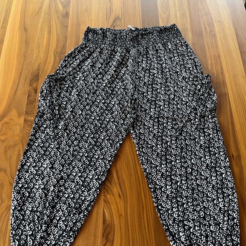 Lightweight black/ white joggers